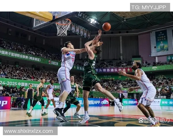 南京篮球队在冠军赛中的灵活性表现引发热议展现团队协作与战术创新